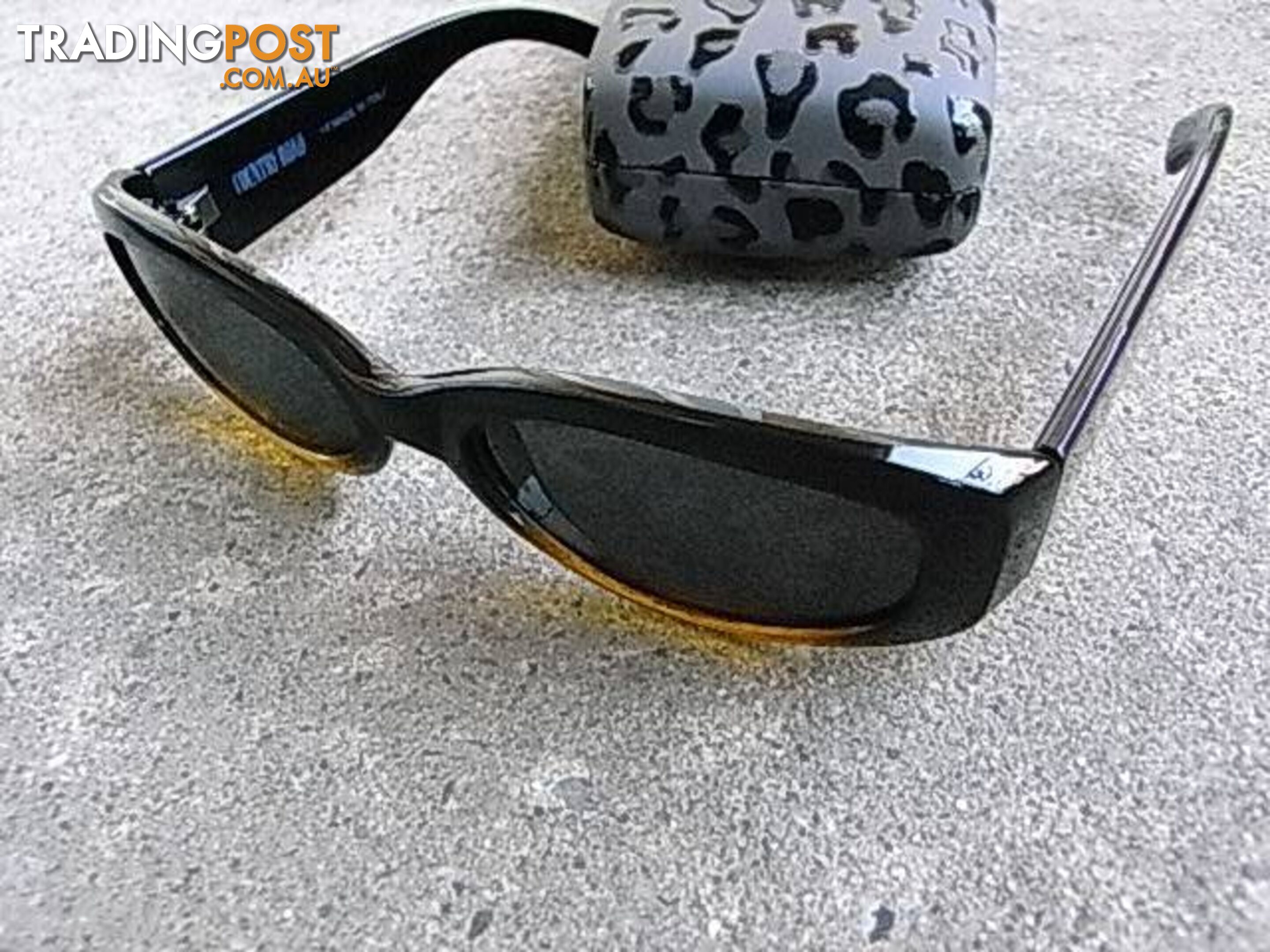 COUNTRY ROAD SUNGLASSES MADE IN ITALY PICKUP OR POST 6.99