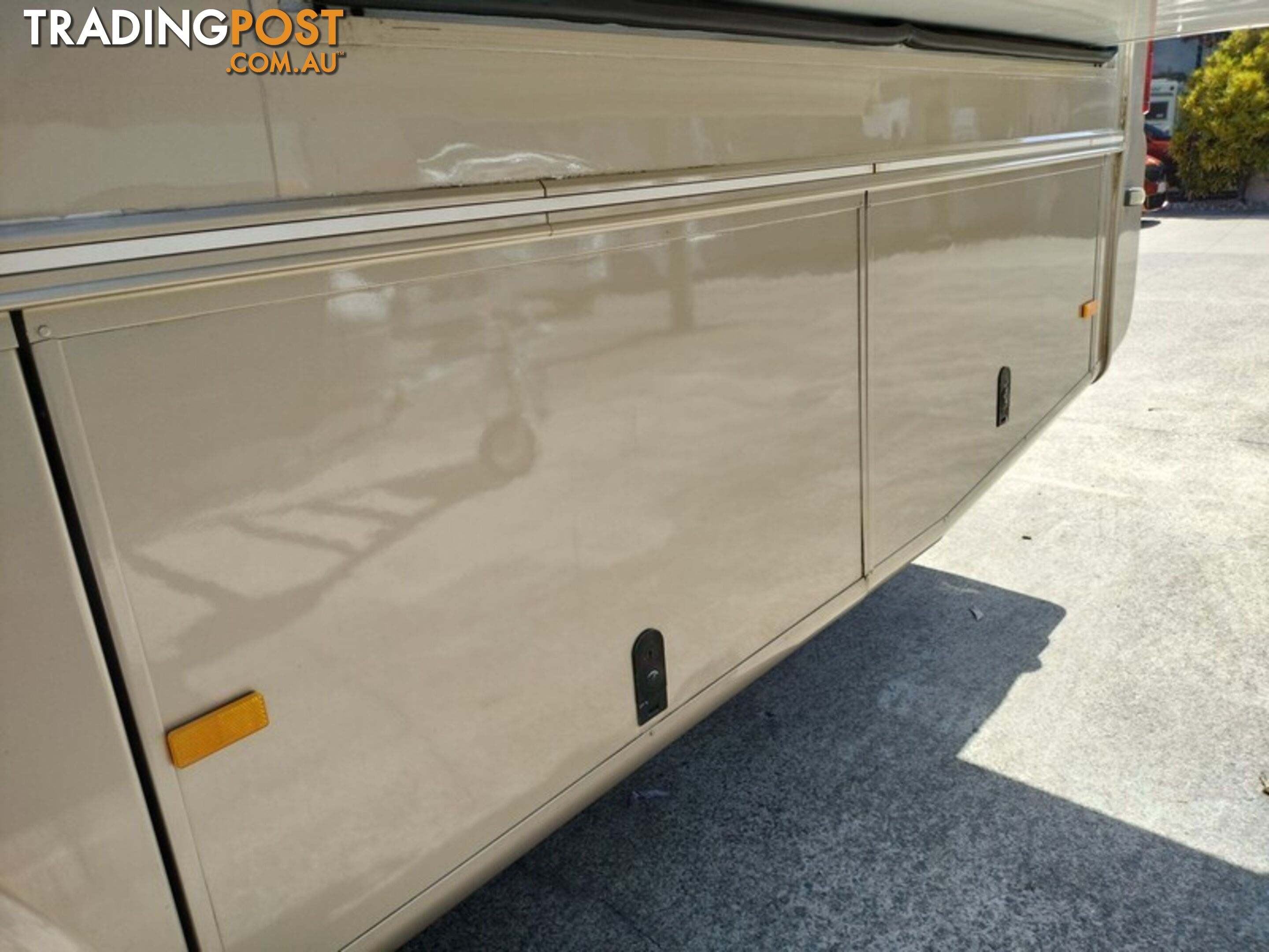 2011 Winnebago Longreach Twin Slideout Motorhome