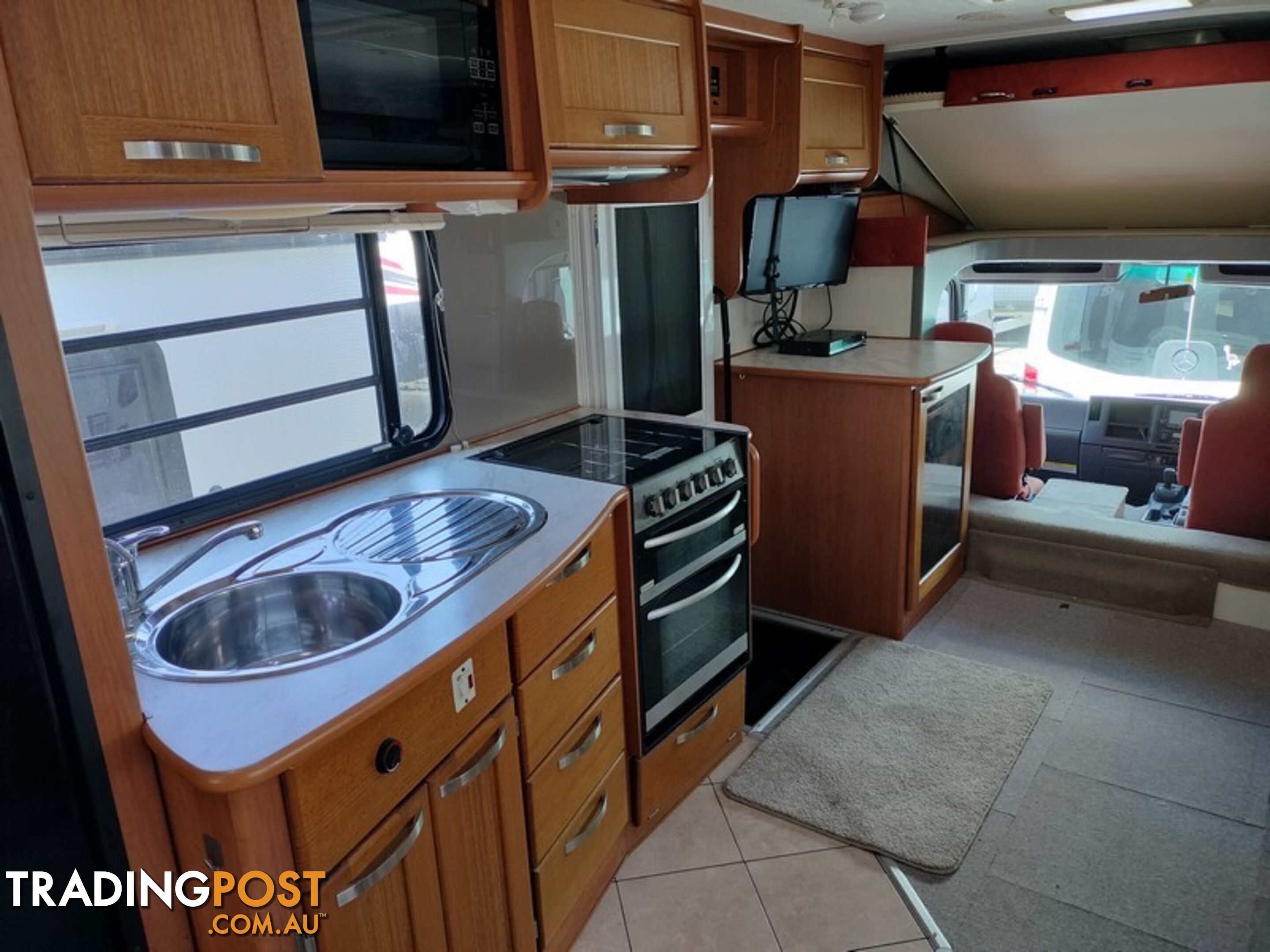 2011 Winnebago Longreach Twin Slideout Motorhome