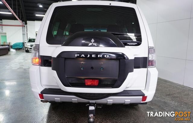 2017 Mitsubishi Pajero GLX  SUV - photo 4 of 32