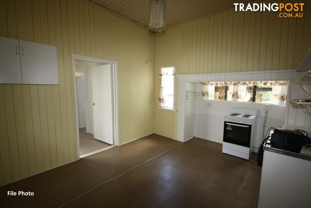 72 Stuart Russell Street MUNDUBBERA QLD 4626 - photo 4 of 16