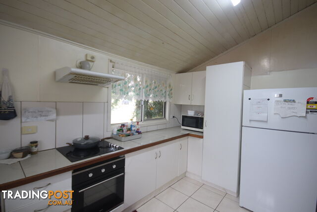 23 Strathdee Street MUNDUBBERA QLD 4626 - photo 4 of 14