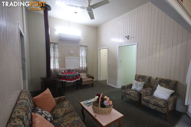 23 Strathdee Street MUNDUBBERA QLD 4626 - photo 5 of 14