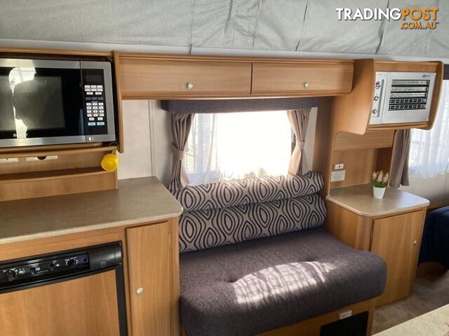 Jayco Discovery pop- top 18ft - in excellent condition - AIR- COND- ISLAND BED - TANDEM - BATTERY - photo 4 of 8
