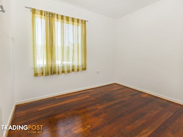 1/2 Short Street WOODY POINT QLD 4019