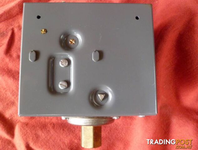New Honeywell Pressuretrol Controllers (Model L404C 1113 2) - photo 5 of 6