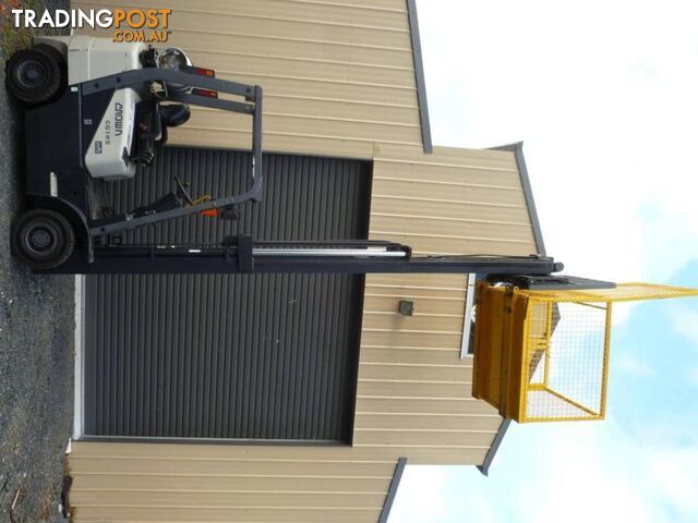 2004 CROWN 1.8 TONNE LP GAS POWERED FORKLIFT (Model CG18S) - photo 2 of 10