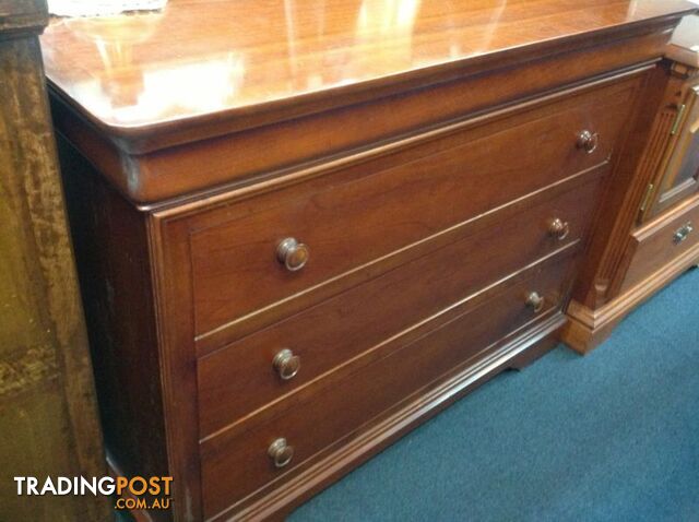 Mahogany timber set of drawers, chest of drawers