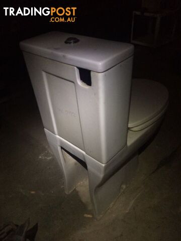 Toilet ENGLEFIELD - photo 2 of 2