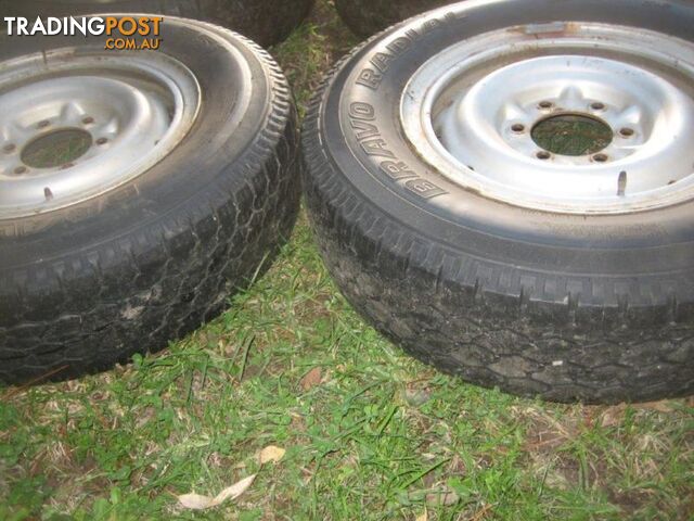Landcruiser ~2000+ Split rim with tyres + extra tyres - photo 2 of 4