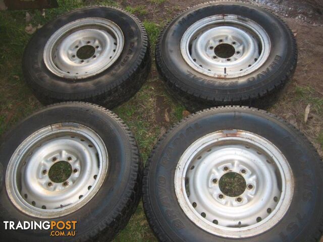 Landcruiser ~2000+ Split rim with tyres + extra tyres