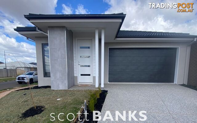 1 28 Viola Drive Rockbank VIC 3335