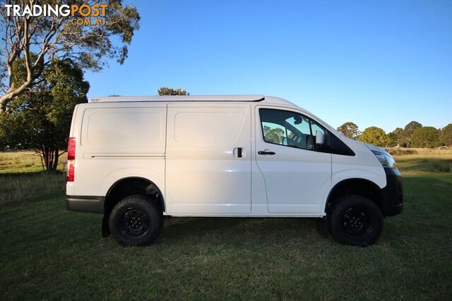 BUS 4x4 CAMPERVAN CONVERSION OF HIACE