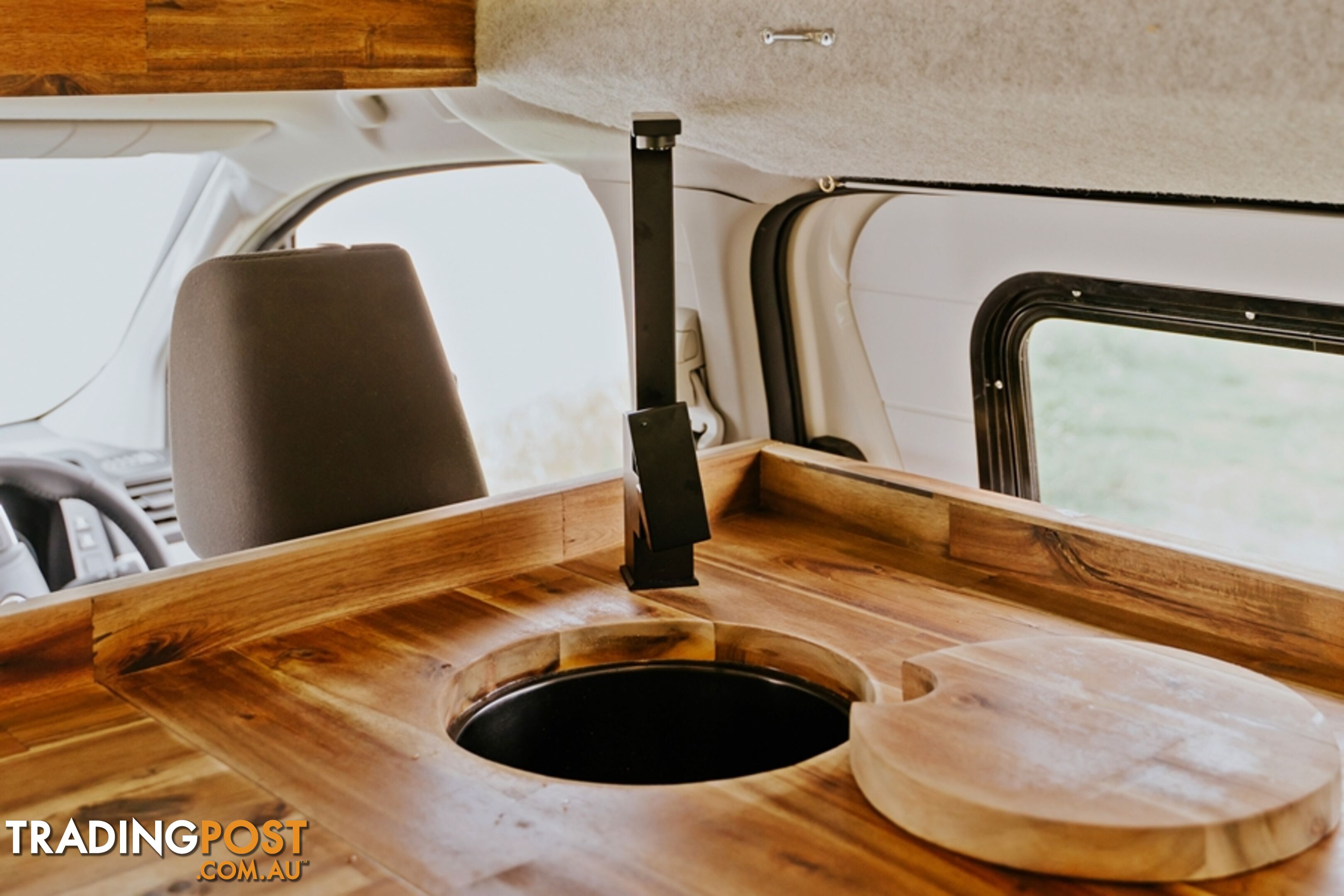 BUS 4x4 CAMPERVAN CONVERSION OF HIACE