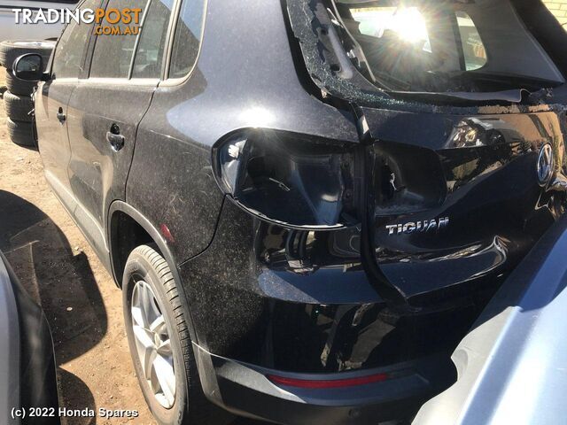 2010 VOLKSWAGEN - TIGUAN Left Taillight