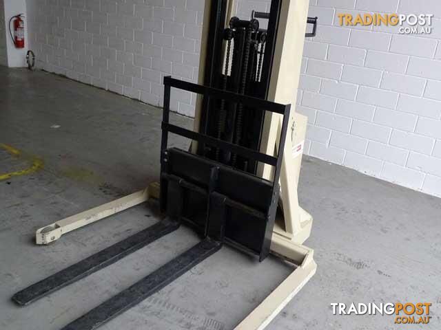 FORKLIFT CROWN 20MT130A WALKY STACKER, 1 TON CAPACITY, H454 $4500 + GST - photo 3 of 9