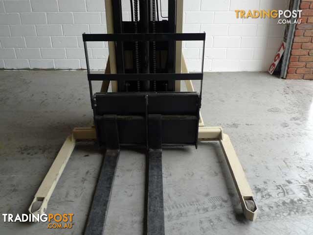 FORKLIFT CROWN 20MT130A WALKY STACKER, 1 TON CAPACITY, H454 $4500 + GST - photo 2 of 9