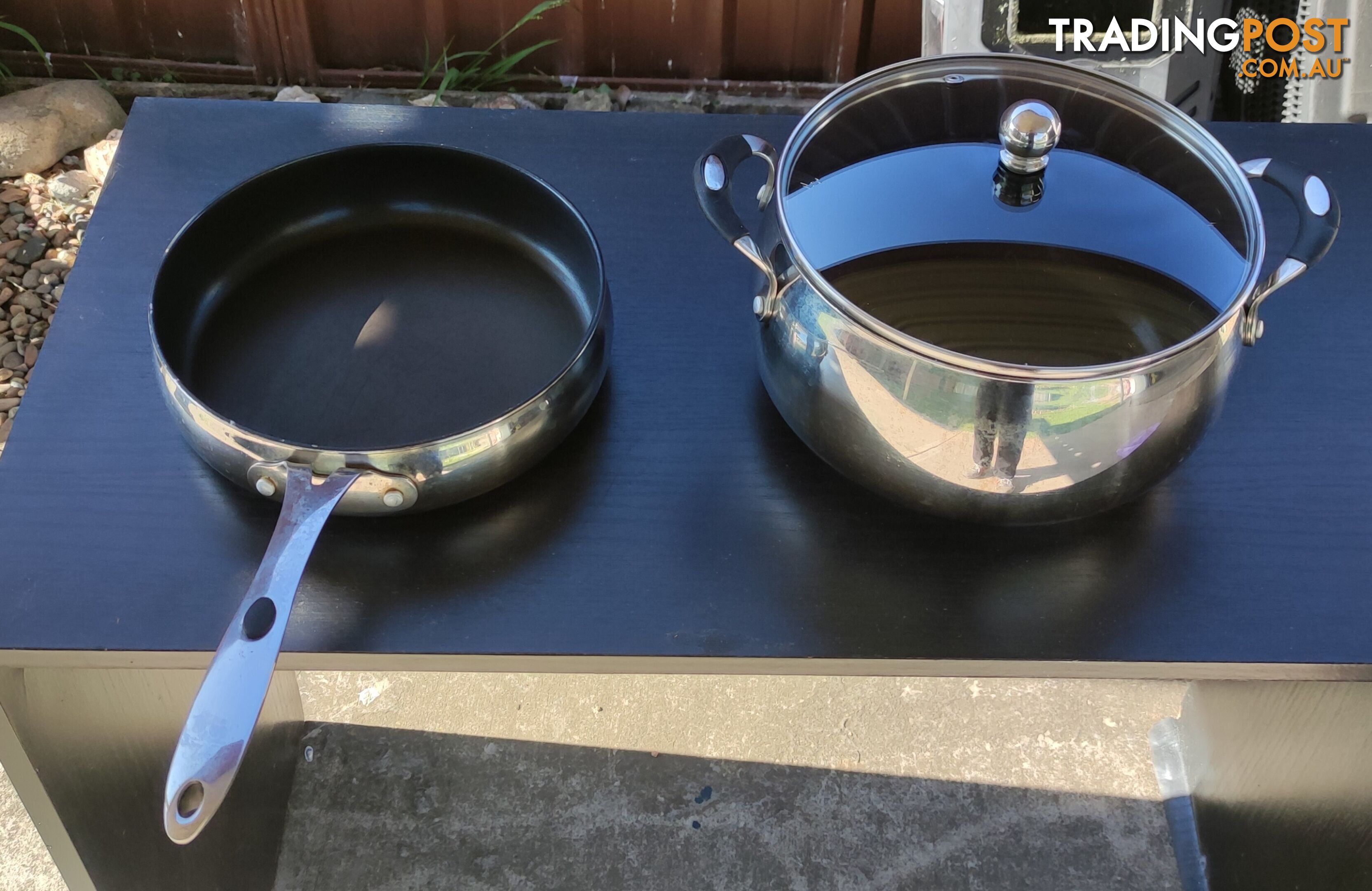 2 stainless steel pots